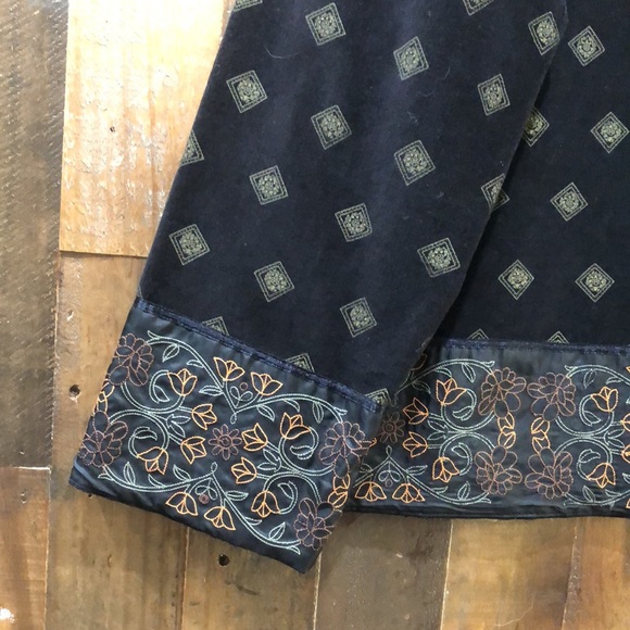 Hearts of Palm Designed and Embroidered Button Blazer - Picture 5 of 11